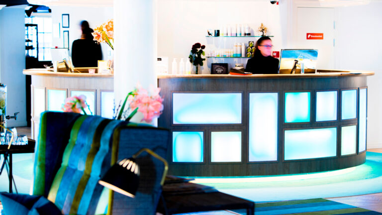 Special skærme i reception på Absalon hotel