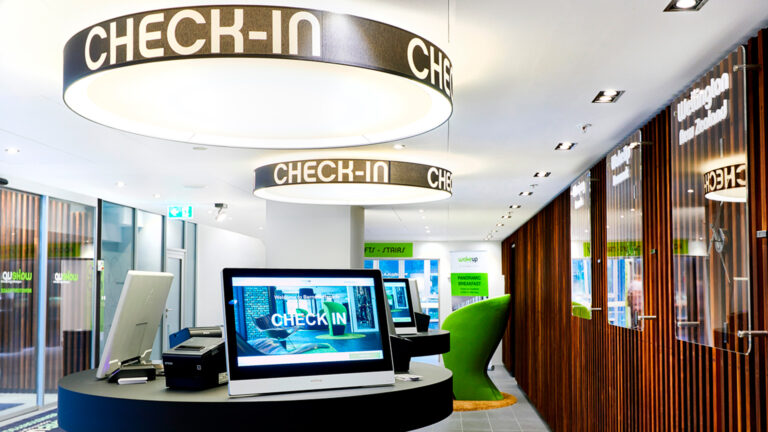 Check-in skærme på Wakeup Copenhagen