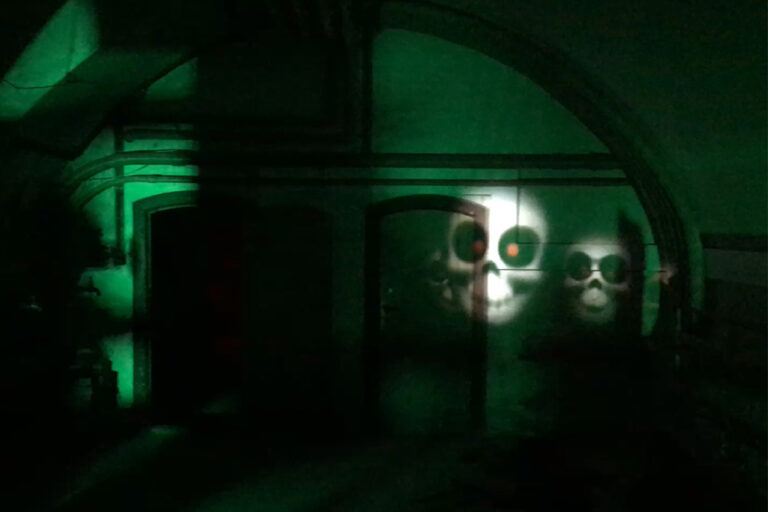 AV-teknik laver uhygge på Gisselfeld Kloster