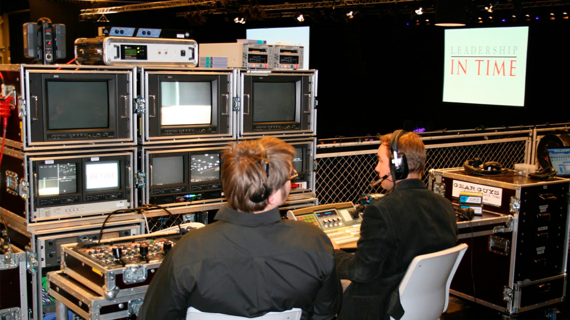OB-produktion, to mænd med headset foran skærme