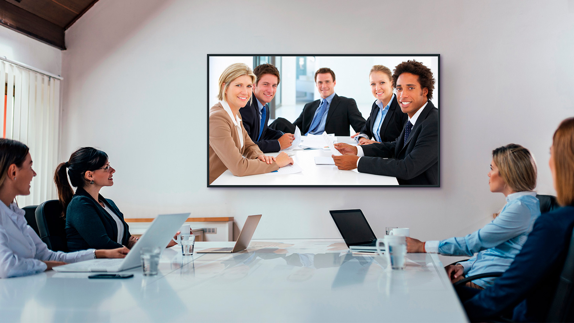 Online møde i gang med skærm på væg