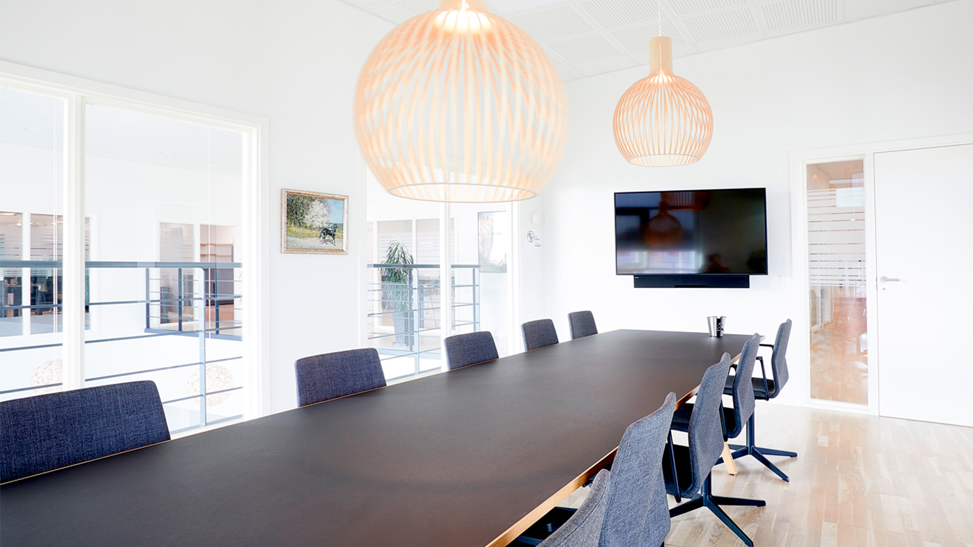 Skærm på væg i mødelokale