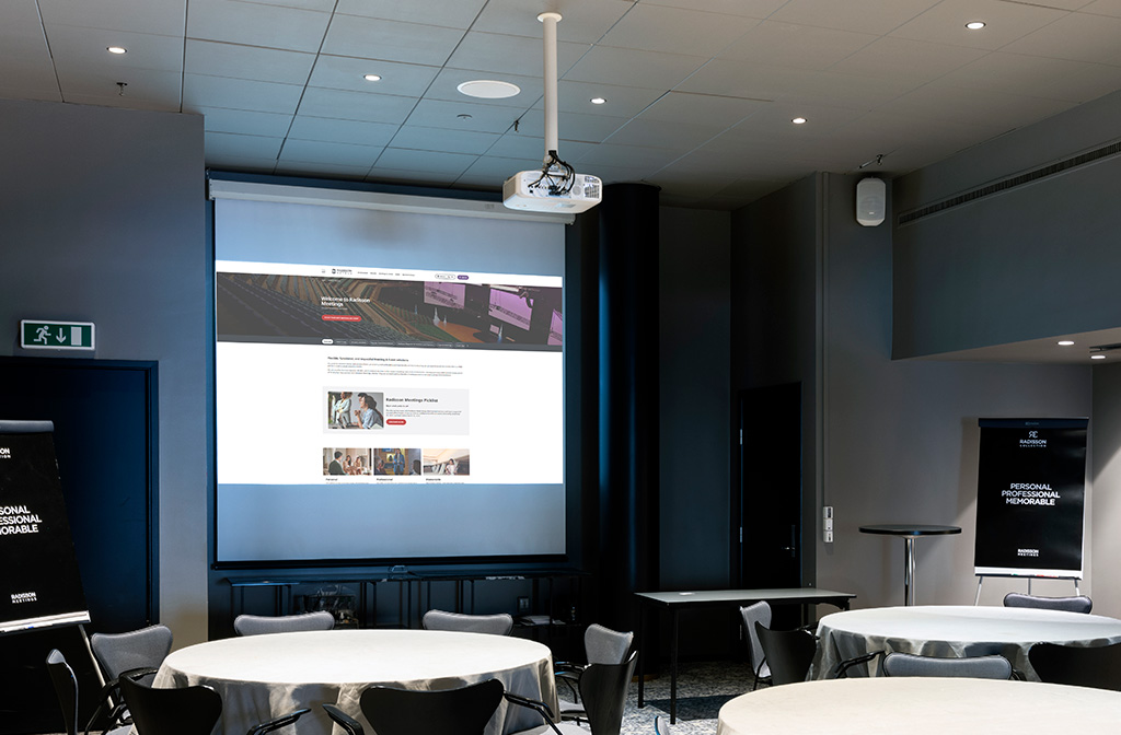 Mødelokale med lærred og projektor monteret i loft på Royal Hotel