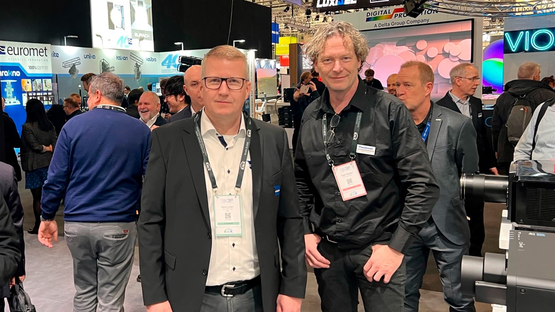 To mænd på en messestand